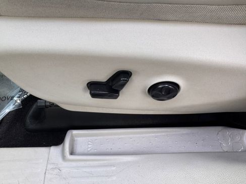 Used 2017 Chrysler Pacifica Limited image 17