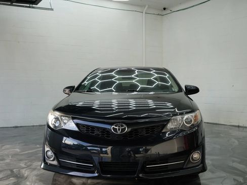 Used 2013 Toyota Camry SE w/ Leather Pkg FWD image 2