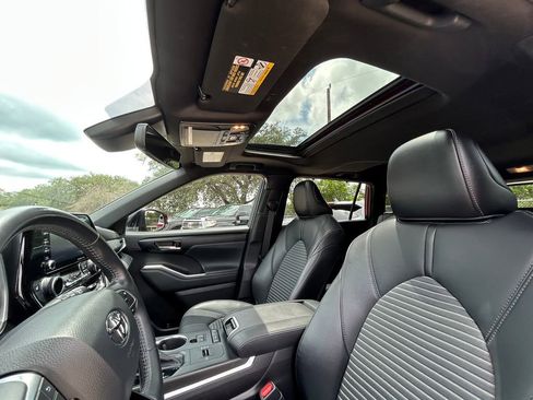 Used 2021 Toyota Highlander XSE FWD image 12