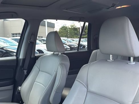 Used 2019 Honda Pilot Touring image 11