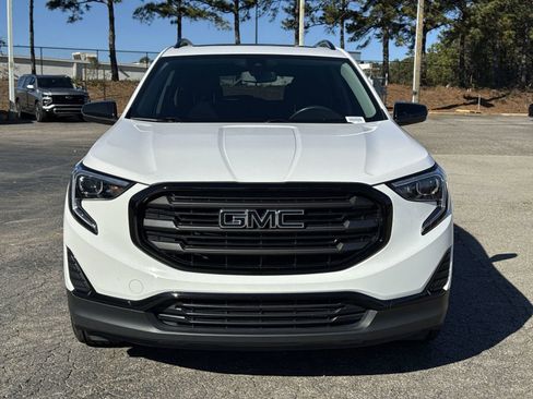 Used 2021 GMC Terrain SLE w/ Driver Convenience Package image 3