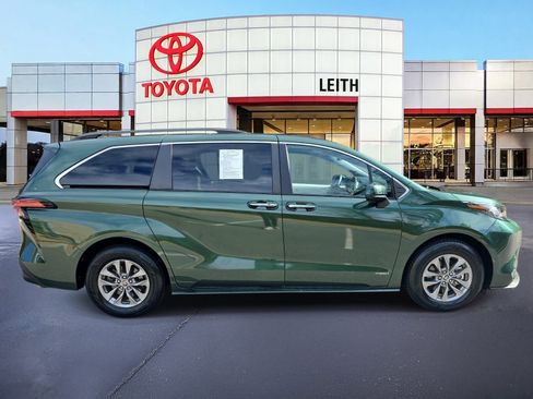 Used 2021 Toyota Sienna XLE image 4