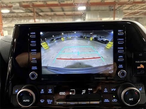 Certified 2021 Toyota Highlander XLE image 60