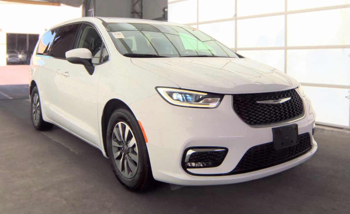 Used 2023 Chrysler Pacifica Touring-L FWD image 2
