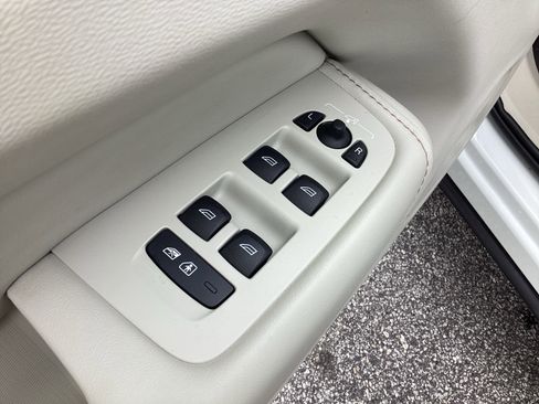 Certified 2023 Volvo XC60 B5 Ultimate w/ Climate Package image 15