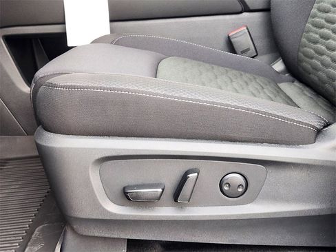 New 2025 Nissan Pathfinder SV w/ Black Appearance Package image 17