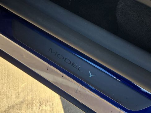 Used 2022 Tesla Model Y Long Range image 11