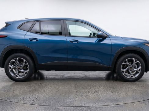 Used 2025 Chevrolet Trax LT w/ LT Convenience Package FWD image 11