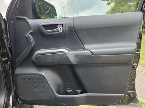 Used 2017 Toyota Tacoma TRD Sport AWD/4WD image 19