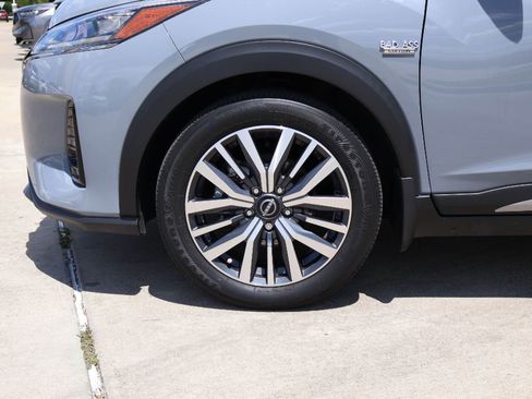 Used 2023 Nissan Kicks SR w/ SR Premium Package FWD image 8