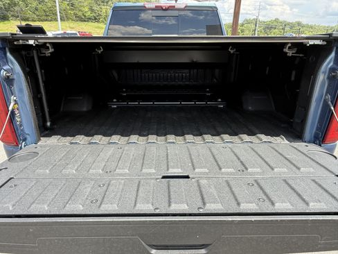 Used 2024 Chevrolet Silverado 2500 ZR2 w/ Technology Package AWD/4WD image 13