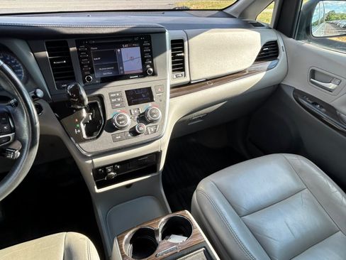 Used 2018 Toyota Sienna XLE w/ XLE Navigation Package FWD image 23