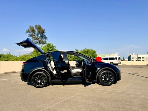 Used 2021 Tesla Model Y Long Range AWD/4WD image 29