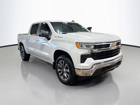 Used 2022 Chevrolet Silverado 1500 LT AWD/4WD image 3