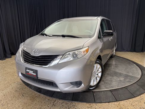 Used 2011 Toyota Sienna LE image 3