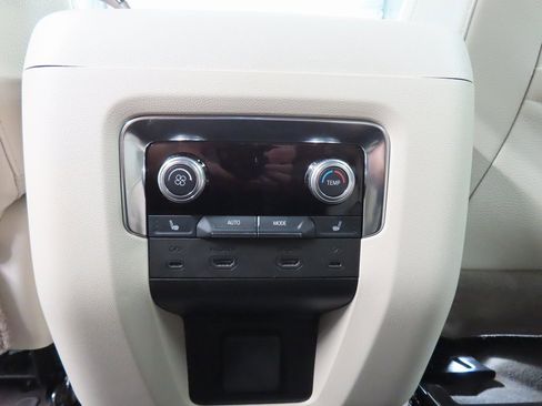 Used 2025 GMC Yukon Denali w/ Denali Reserve Package image 11