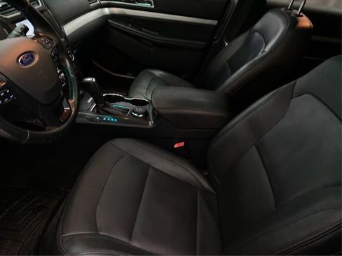 Used 2016 Ford Explorer XLT w/ Equipment Group 202A image 9
