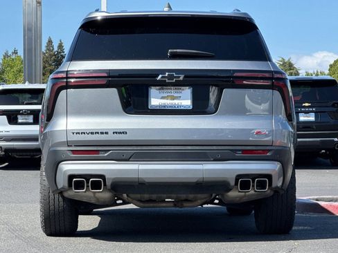 Used 2025 Chevrolet Traverse Z71 image 6