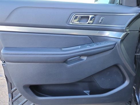 Used 2018 Ford Explorer XLT image 16