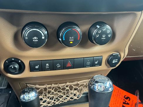 Used 2014 Jeep Wrangler Unlimited Sahara w/ Connectivity Group AWD/4WD image 22
