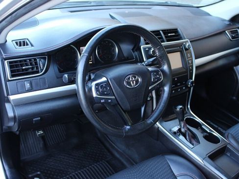 Used 2015 Toyota Camry SE w/ Moonroof Package FWD image 9