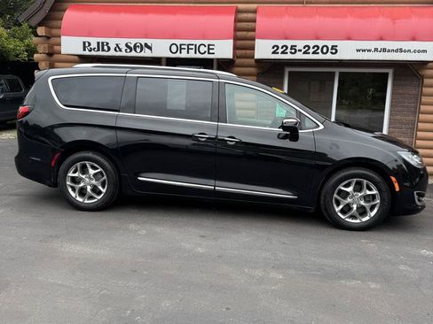 Used 2018 Chrysler Pacifica Limited w/ Advanced Safetytec Group FWD image 2
