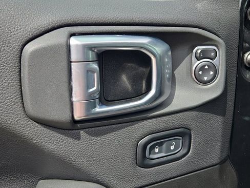 Used 2024 Jeep Wrangler Sahara image 14