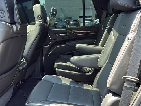 Used 2021 Cadillac Escalade Premium Luxury AWD/4WD image 28
