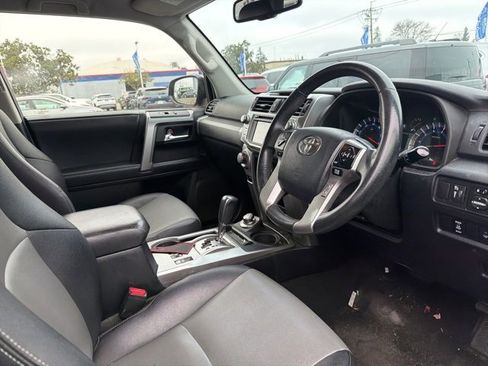 Used 2018 Toyota 4Runner SR5 Premium image 12