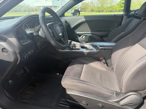 Used 2015 Dodge Challenger SXT image 9