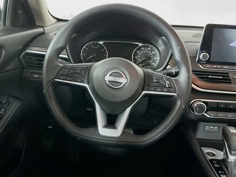 Used 2025 Nissan Altima 2.5 SV image 17