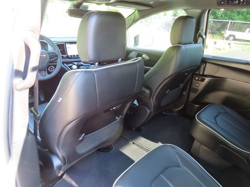 Certified 2025 Chrysler Pacifica Limited FWD image 26