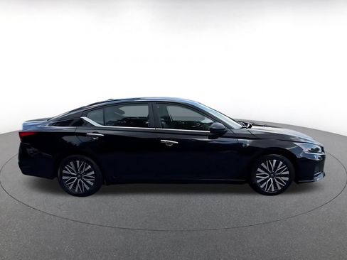 Used 2025 Nissan Altima 2.5 SV FWD image 16