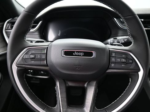 Used 2025 Jeep Grand Cherokee Limited image 29
