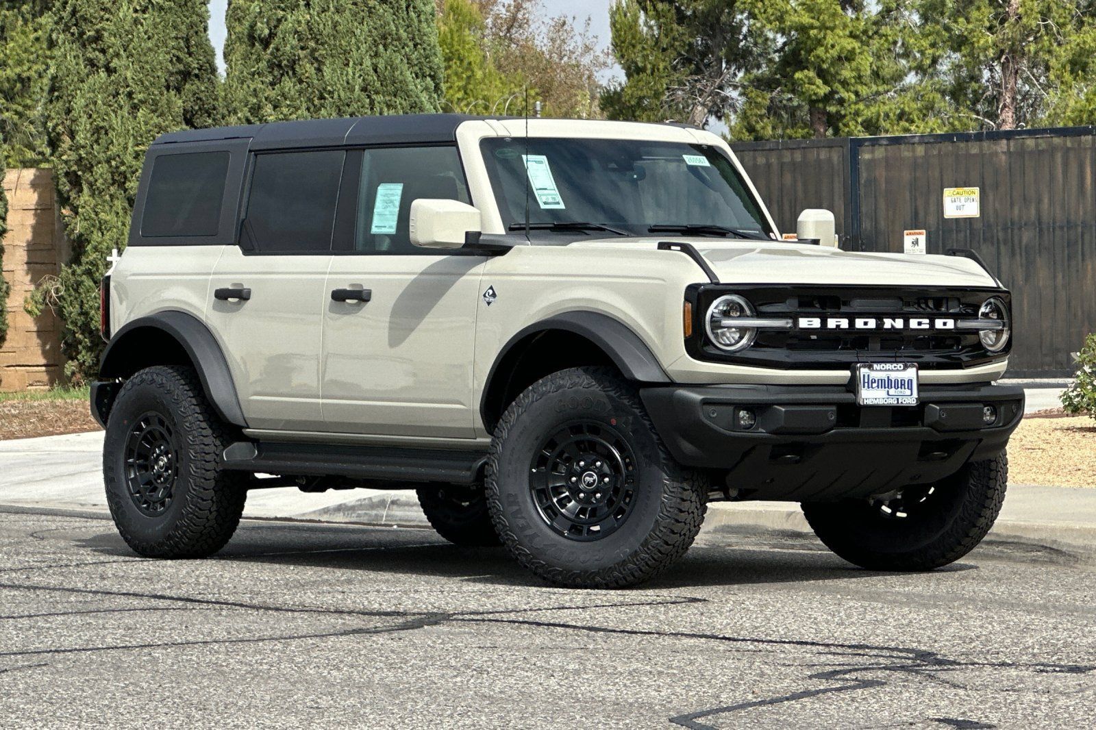 New 2026 Ford Bronco Outer Banks w/ Sasquatch Package AWD/4WD image 2