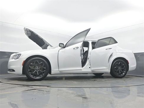 Used 2019 Chrysler 300 S image 59