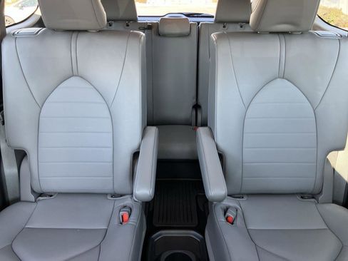 Certified 2023 Toyota Highlander XLE image 34