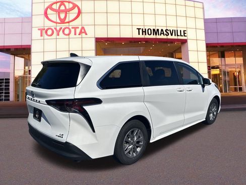Used 2024 Toyota Sienna LE image 5