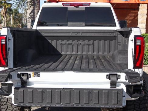 Used 2024 GMC Sierra 2500 Denali Ultimate image 9