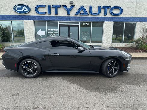 Used 2025 Ford Mustang Coupe RWD image 3