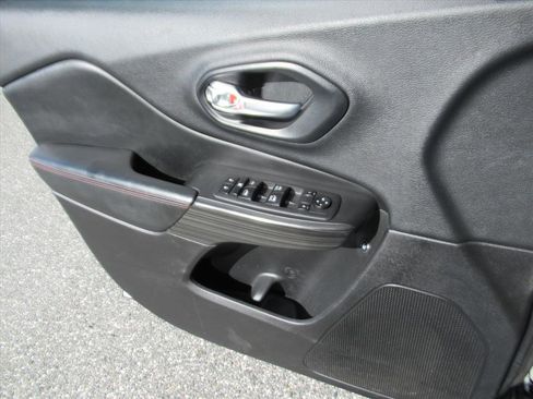 Used 2015 Jeep Cherokee Trailhawk w/ Comfort/Convenience Group image 27