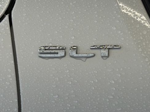 Used 2023 GMC Acadia SLT FWD image 9