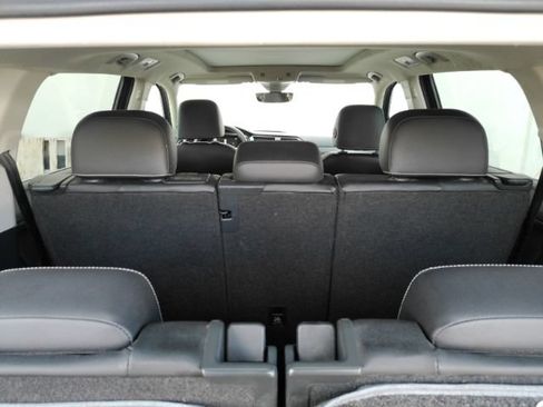 Used 2022 Volkswagen Tiguan SE w/ Panoramic Sunroof Package FWD image 9