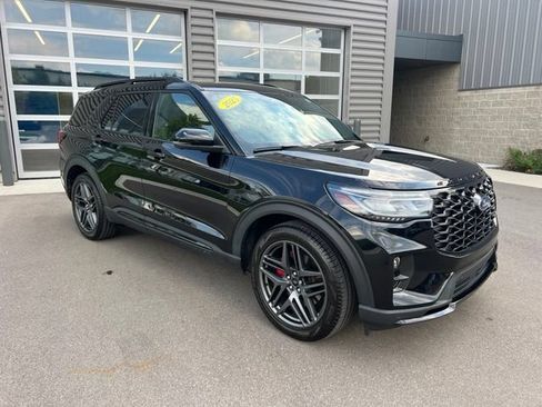 Used 2025 Ford Explorer ST AWD/4WD image 3