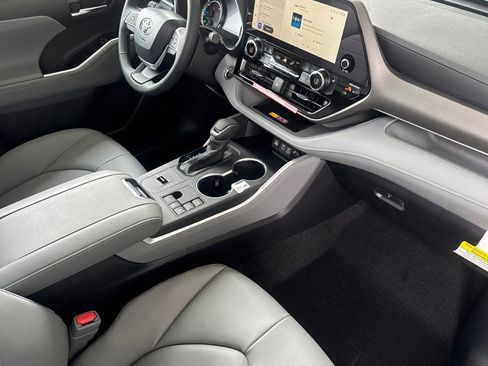 New 2026 Toyota Highlander XLE image 16