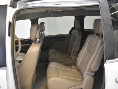 Used 2015 Chrysler Town & Country Touring w/ Driver Convenience Group image 24