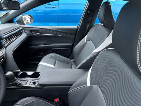 Used 2025 Toyota Camry SE image 8