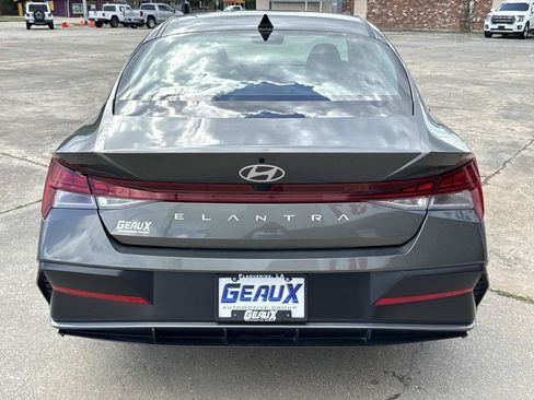 Used 2025 Hyundai Elantra SEL image 11