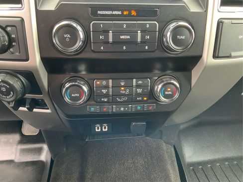 Used 2020 Ford F150 Lariat w/ Trailer Tow Package image 28