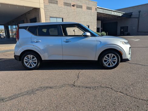 Used 2020 Kia Soul LX image 2